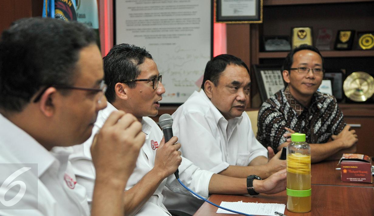 Cagub dan Cawagub DKI Anies-Sandiaga berdiskusi dengan PWI di Gedung Dewan Pers, Jakarta, Jumat (24/3). Anies-Sandi datangi Dewan Pers dan berharap PWI ikut mengawal proses Pilkada putaran kedua pada 19 April mendatang. (Liputan6.com/Yoppy Renato)