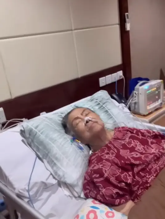 Mami Popon yang tak berdaya dan harus menggunakan selang untuk membantu pernapasan. (instagram.com/raffinatiga1717)