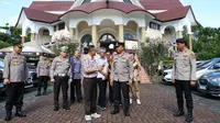 Kapolda Sulut Irjen Pol Yudhiawan memantau pengamanan ibadah paskah di sejumlah gereja di Kota Manado.