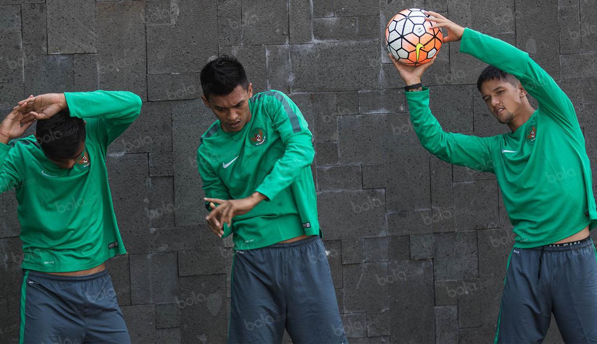 Penyerang timnas Indonesia, Irfan Bachdim, meregangkan tangannya saat latihan terakhir jelang laga persahabatan melawan Malaysia. (Bola.com/Vitalis Yogi Trisna)