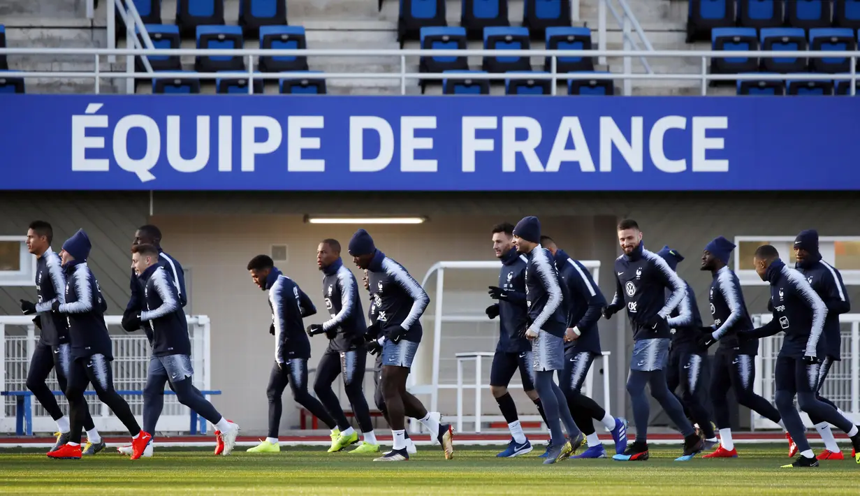 Para pemain Prancis melakukan sesi latihan jelang laga kualifikasi Piala Eropa 2020 di Clairefontaine, Paris, Rabu (20/3). Prancis akan berhadapan dengan Moldova. (AP/Christophe Ena)