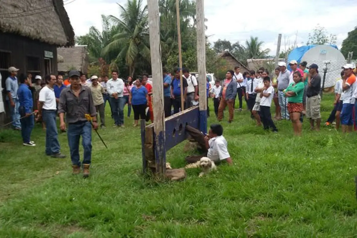 Karena Pelayanannya Kurang, Walikota Ini Dihukum Di Alat Hukum Pancung