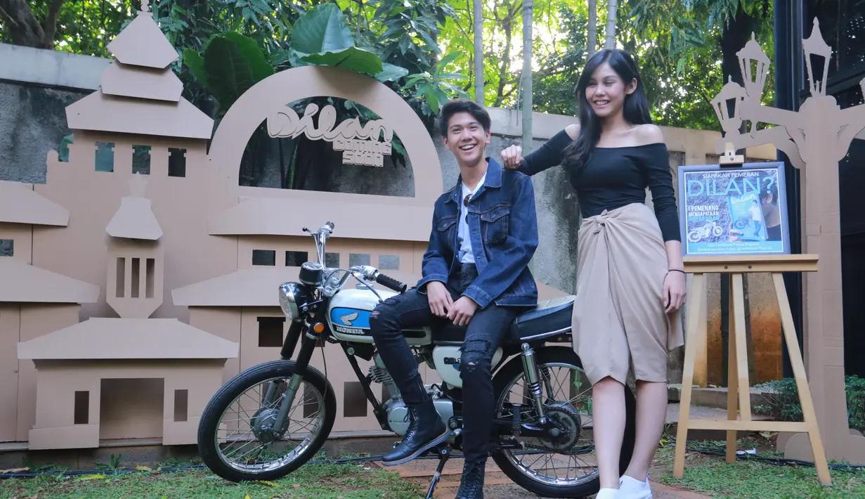 Film Dilan yang diproduksi Falcon Pictures dan disutradarai Fajar Bustomi, akan memulai proses syutingnya pada 26 Juli 2017. Ada sederet artis muda yang turut bermain selain Iqbaal CJR dan Vanesha Prescilla. (Adrian Putra/Bintang.com)