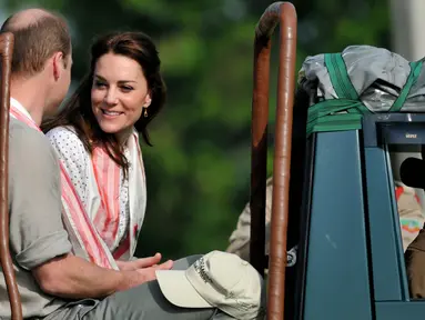 Pangeran William bersama Kate Middleton duduk di atas jeep untuk melihat binatang yang berkeliaran di Kaziranga National Park, Assam, India, Rabu (13/4/2016). William dan Kate akan melakukan tur selama seminggu di India dan Bhutan. (AFP Photo/Biju Boro)