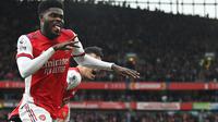 Gelandang Arsenal, Thomas Partey, mengucapkan dua kalimat syahadat dibimbing oleh pemuka agama Islan di London, Sheikh Muhammad Al-Azhari.(AFP/Glyn Kirk)