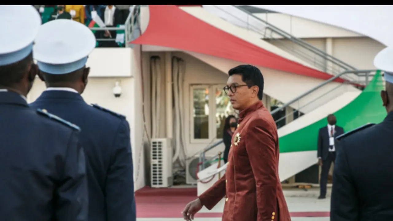 Presiden Madagaskar Andry Rajoelina memeriksa pasukan selama perayaan Hari Kemerdekaan di Stadion Barea di Antananarivo. (AFP)