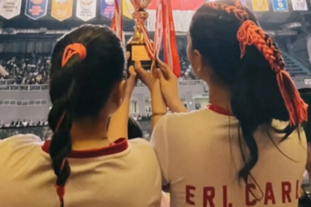 Hesti Purwadinata dan Erika Carlina angkat piala (Instagram/hestipurwadinata)