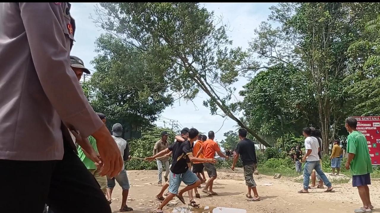 Warga Desa Amotowo Kecamatan Landono Konawe Selatan kesal jalan rusak bertahun-tahun, mereka menebang pohon sehingga pengendara lainnya tidak bisa melintas, Senin (21/11/2022).(Liputan6.com/Ahmad Akbar Fua).