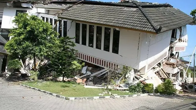Potret lawas saat Gempa Jogja tahun 2006. (Sumber Foto oleh Anton Asmonodento via Instagram/wonderfuljogja)