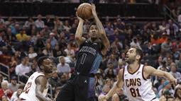 Pebasket Charlotte Hornets, Malik Monk, berusaha memasukkan bola saat pertandingan melawan Cleveland Cavaliers pada laga NBA di Spectrum Center, Rabu (28/3/2018). Cleveland Cavaliers menang 118-105 atas Charlotte Hornets. (AP/Chuck Burton)