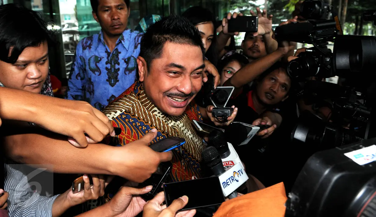 Wakil Ketua Komisi V DPR RI Michael Wattimena usai diperiksa Gedung KPK, Jakarta, Selasa (14/6/2016). Politikus Partai Demokrat itu usai diperiksa dalam kasus dugaan suap proyek jalan di Kementerian PUPR. (Liputan6.com/Helmi Afandi)