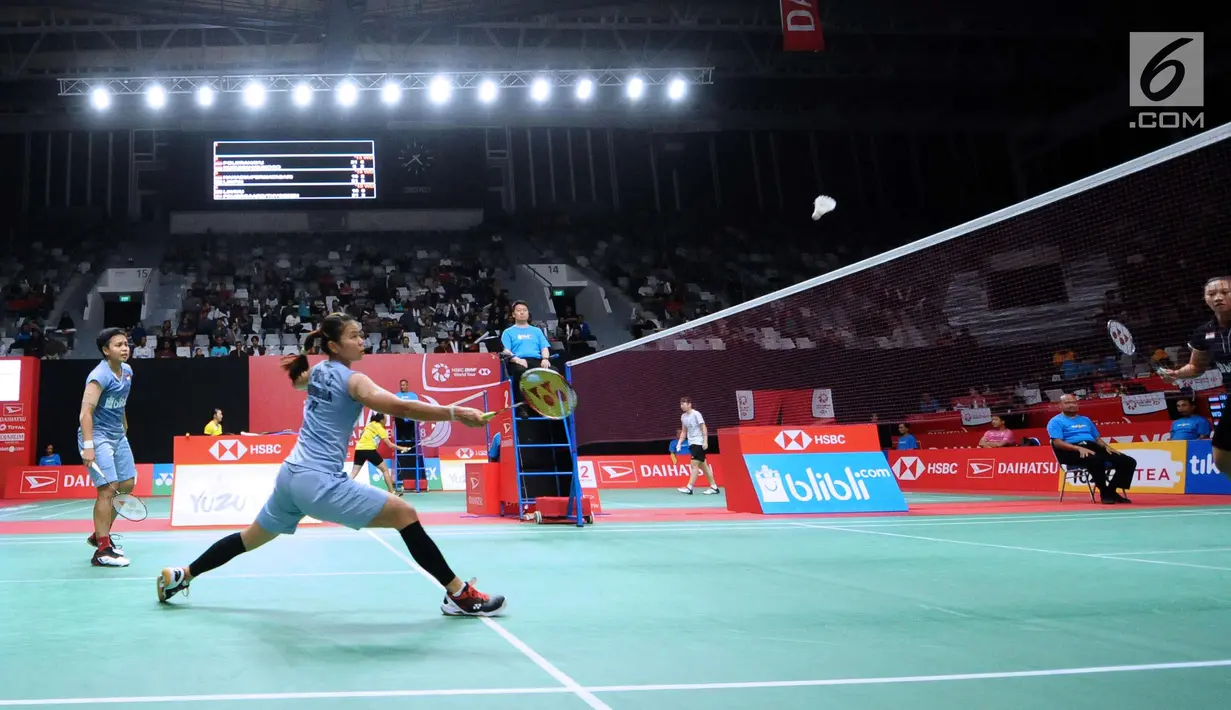Ganda puteri Indonesia, Greysia Polii mengembalikan kok ke arah Tania O Kusumah/Vania A Sukoco pada babak pertama Indonesia Masters 2018 di Istora Senayan, Jakarta, Rabu (24/1). Greysia/Apriyani unggul 21-6, 21-18. (Liputan6.com/Helmi Fithriansyah)