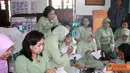 Citizen6, Kendal: Materi yang diberikan adalah berupa mencanting atau melukis di atas kain menggunakan canting berisi malam kemudian ditorehkan di kain dengan berbagai motif khas Kendal. (Pengirim: Aryo Widiyanto)