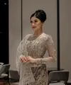 Padu padan Erina Gudono mengenakan kebaya dan kain batik. Penampilan super anggun Erina mengenakan kebaya bernuansa abu-abu silver penuh payet dengan kain batik cokelat gelap sebagai rok. [Foto: Instagram/erinagudono]