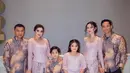 Di momen Siraman jelang pernikahan Thariq Halilintar dan Aaliyah Massaid, keluarga Hermansyah kompak mengenakan warna pink seragam keluarga. Pesona Ashanty dalam balutan kebaya pink dengan padu padan kain batik bernuansa rose gold yang serasi. [Foto: Instagram/ashanty_ash]