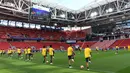 Para pemain Kolombia melakukan pemanasan saat mengikuti latihan di Stadion Spartak di Moskow, Rusia(2/7). Kolombia akan bertanding melawan Inggris pada babak 16 besar Piala Dunia 2018. (AFP Photo/Francisco Leong)