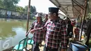 Cawagub DKI Jakarta, Djarot Saiful Hidayat melihat saluran air di Jalan Kemenyan, Ciganjur, Jakarta, Rabu (15/3). Kedatangan Djarot ke kawasan tersebut untuk mendengarkan langsung keluhan warga. (Liputan6.com/Yoppy Renato)