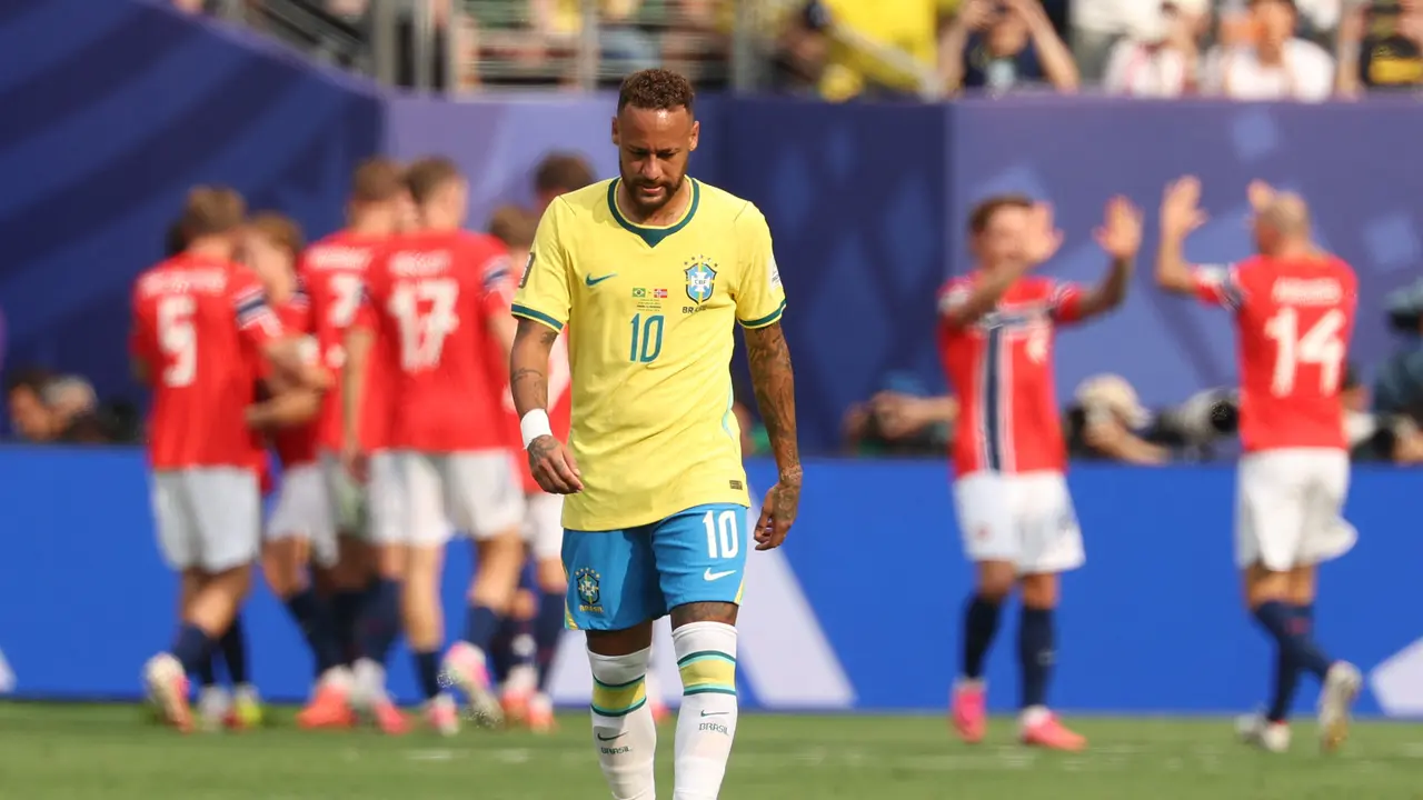 Neymar tertunduk lesu saat Norwegia menjebol gawang Brasil di 16 besar Piala Dunia 2026