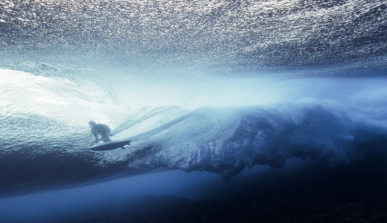 Foto underwater menunjukkan atlet selancar saat mengikuti lomba dalam kegiatan WSL Shiseido Tahiti pro surfing event di Teahupo'o, Tahiti, Polenesia Prancis, Jumat (11/8/2023). (AFP/Ben Thouard)