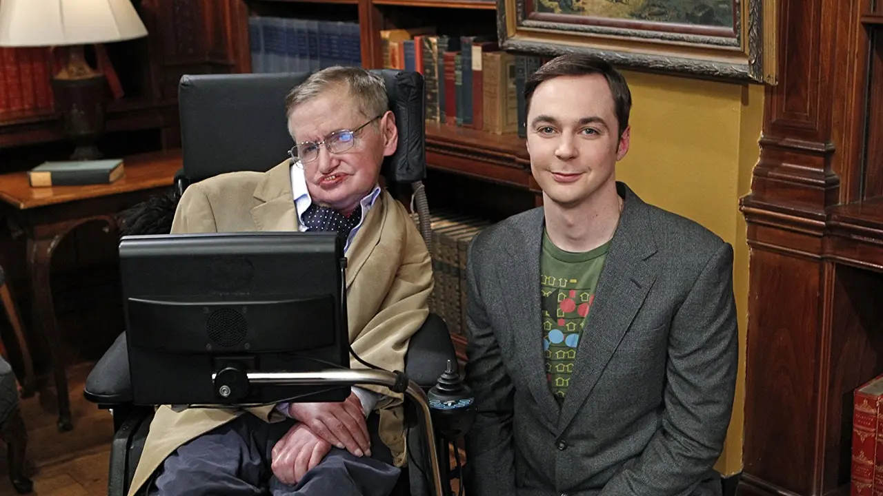 Stephen Hawking dan Jim Parsons dalam The Big Bang Theory (IMDb/ CBS/ SONJA FLEMMING - © 2012 Warner Bros.)