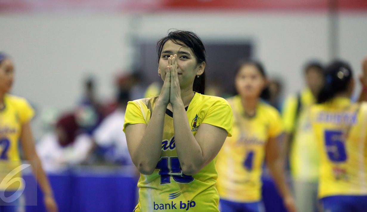Pevoli putri Jawa Barat, Yolla Yuliana memberi salam usai laga melawan Kalimantan Timur di fase grup Y PON XIX Jabar di Gelora Sabilulungan, Kab Bandung, Rabu (21/9). Tim Jabar unggul tiga set (25-14, 25-16, 25-10). (Liputan6.com/Helmi Fithriansyah)