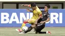 Striker Bhayangkara FC, Alsan Sanda, berebut bola dengan pemain PSIS Semarang pada laga Shopee Liga 1 di Stadion Patriot Chandrabhaga, Bekasi, Selasa (20/8). Bhayangkara bermain imbang 0-0 dengan PSIS. (Bola.com/Yoppy Renato)