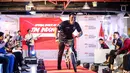 Atlet sepeda BMX Indonesia, Bagus Saputra menaiki sepeda saat menunjukkan jersey terbaru Tim Indonesia untuk Asian Games 2022 Hangzhou di Kantor NOC Indonesia Lantai 16, Gedung FX Senayan, Jakarta, Sabtu (09/09/2023). Warna hitam pada jersey ini menjadi simbol kematangan, elegansi, dan kebanggan atas Indonesia. (Bola.com/Bagaskara Lazuardi)