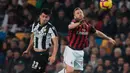 Pemain Udinese, Ignacio Pussetto berebut bola udara dengan bek AC Milan, Ignazio Abate saat bertanding di Liga Italia di stadion Friuli Dacia Arena, Italia (4/11). Milan menang tipis atas Udinese 1-0. (AP Photo/Sefano Lancia)