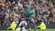 Duel Ryan Gravenberch (kanan) lawan Axel Tuanzebe&nbsp;di laga Burnley vs Liverpool di matchday 4 Premier League 2025/2026 di Turf Moor, Minggu (14/09/2025). (AP Photo/Jon Super).