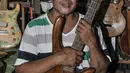 Potret Bone di sela aktivitasnya di workshop Bone's Costum Guitar, Jatinegara, Jakarta, Rabu (10/3/2021). Bone berharap Covid-19 segera hilang agar usahanya dapat kembali bangkit dan menciptakan produk gitar dalam negeri yang membanggakan. (merdeka.com/Iqbal S Nugroho)