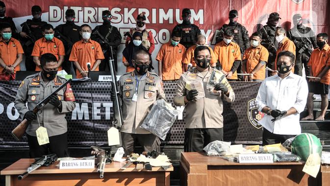 Kapolda Metro Jaya Irjen Pol Nana Sudjana (kedua kanan) menunjukkan barang bukti saat konferensi pers kasus pembunuhan pengusaha pelayaran Sugianto (51), Mapolda Metro Jaya, Jakarta, Senin (24/8/2020). Polisi membekuk 12 tersangka dalam kasus pembunuhan berencana ini. (merdeka.com/Iqbal S. Nugroho)