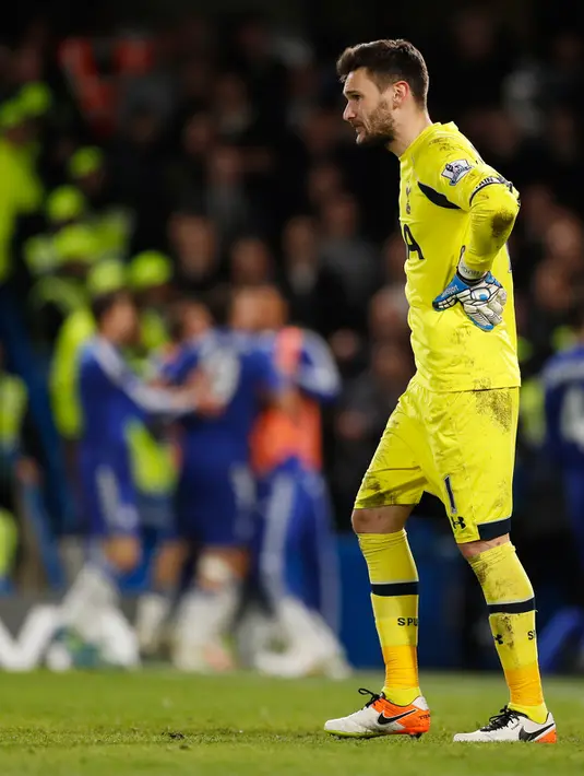 Kiper Tottenham, Hugo Lloris terlihat terpukul usai timnya bermain imbang dengan Chelsea pada lanjutan liga Inggris  di Stamford Bridge, London, (3/5). Chelsea bermain imbang dengan Tottenham dengan skor 2-2. (Reuters/Dylan Martinez)