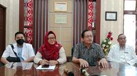 Pihak RSUD Pulang Pisau (dari kiri: dr. IGN Ari Aditya, dr. Yulia Kurniawati, dr. Munawar Latif, dr. Franky Luhulima) memberi penjelasan terkait dugaan malapraktik dan pelaporan ke Polda Kalteng oleh kedua orangtua bayi yang diamputasi, Selasa (22/8/2023).
