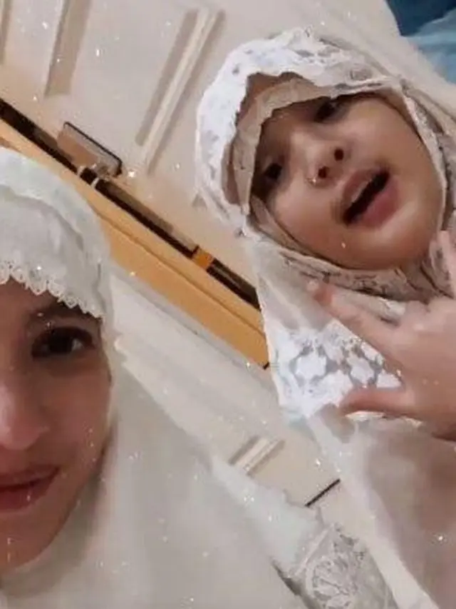 5 Potret Nia Ramadhani dan Mikhayla Kompak Pakai Mukena, Disebut Makin Mirip