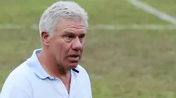 Pelatih baru Timnas Indonesia Wim Rijsbergen saat meninjau latihan perdana timnas senior di Lapangan PSSI, Jakarta, Jumat (15/7). Rijsbergen ditunjuk PSSI menggantikan Alfred Riedl. FOTO ANTARA/Puspa Perwitasari