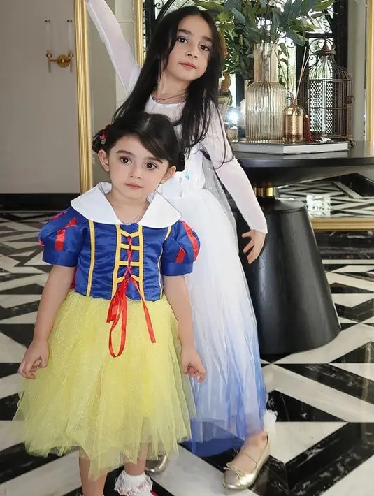 Anak Margin juga tampil maksimal mengenakan gaun Snow White yang didominasi warna biru dan kuning. Rambut Baby Guzel diikat dua bak karakter pucca. [marginw]