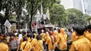 Massa dari kader dan simpatisan Partai Hanura menyampaikan orasi di depan kantor KPU RI, Jakarta, Senin (21/1). Mereka menuntut dimasukkannya nama Oesman Sapta Odang (OSO) dalam daftar calon tetap (DCT) anggota DPD RI 2019. (Liputan6.com/Faizal Fanani)