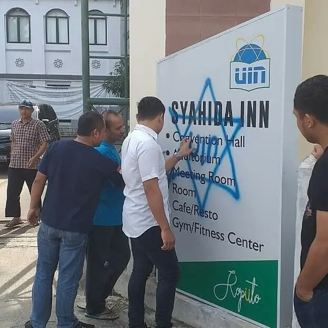 Coretan Bintang David di salah satu bangunan Kampus Universitas Islam Negeri (UIN) Syarif Hidayatullah Jakarta, Tangerang, Banten. (Liputan6.com/Ady Anugrahadi)