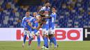 Para pemain Napoli merayakan gol yang dicetak oleh Elseid Hysaj ke gawang Sassuolo pada laga Serie A di Stadion San Paolo Sabtu (25/7/2020). Napoli menang 2-0 atas Sassuolo. (Cafaro/LaPresse via AP)