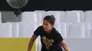 Seorang pemain tim putri Jakarta Elektrik PLN melakukan pemanasan sebelum latihan di Sritex arena, Sriwedari, Solo, Sabtu (8/4). Pada Proliga 2017 Jakarta Elektrik berambisi sapu bersih semua pertandingan di Solo. (Liputan6.com/Gempur M. Surya)