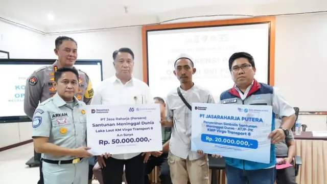 Santunan untuk keluarga korban km virgo. (Foto Antara).