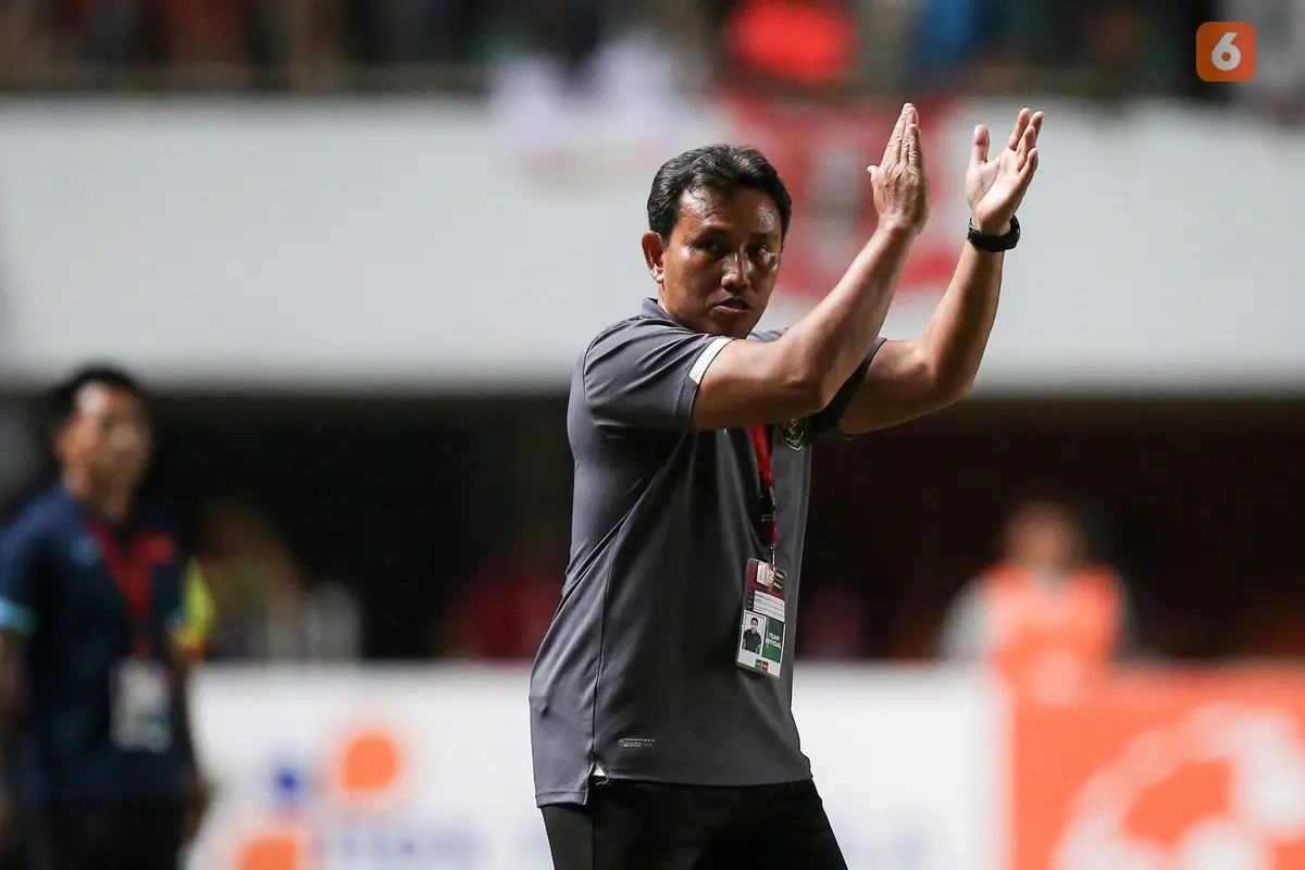 Foto: Bima Sakti dan Timnas Indonesia U-16 Kasih Kado Trofi Juara Piala AFF U-16 2022 untuk Kemerdekaan RI