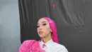 Jinan terlihat seperti penyanyi rock dengan layering yang unik. Ia padukan kemeja pink polos dengan kain pink sebagai aksen dan peniti seluruh bagian. Ia juga kenakan stocking hitam dengan hijab pink [@jinanlaetitia]