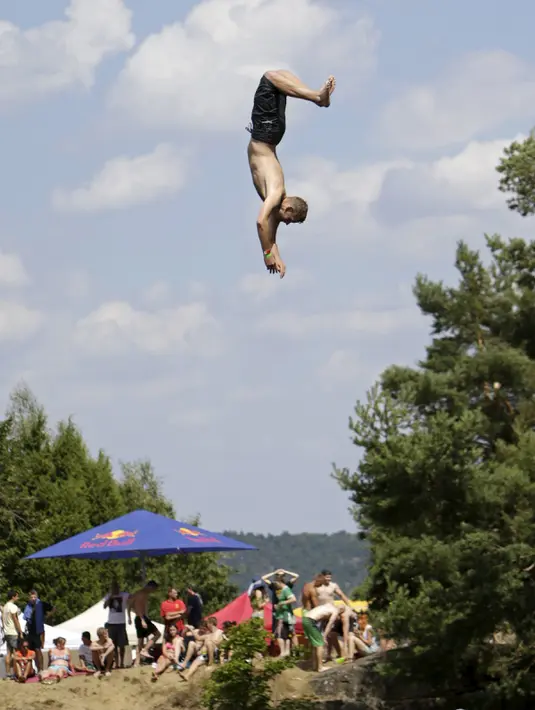 Peserta melakukan gaya bebas saat melompat ke dalam air pada kompetisi cliff diving di kawasan Bohemian, Republik Ceko, Jumat (31/7/2015). (REUTERS/David W Cerny) 