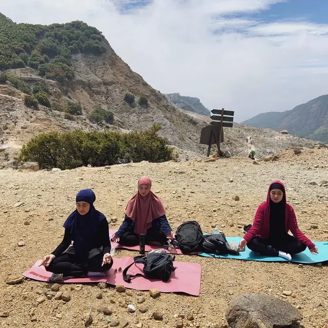 Biasa Pakai Gamis, Ini 6 Potret Gaya Santai Risty Tagor saat Mendaki Gunung