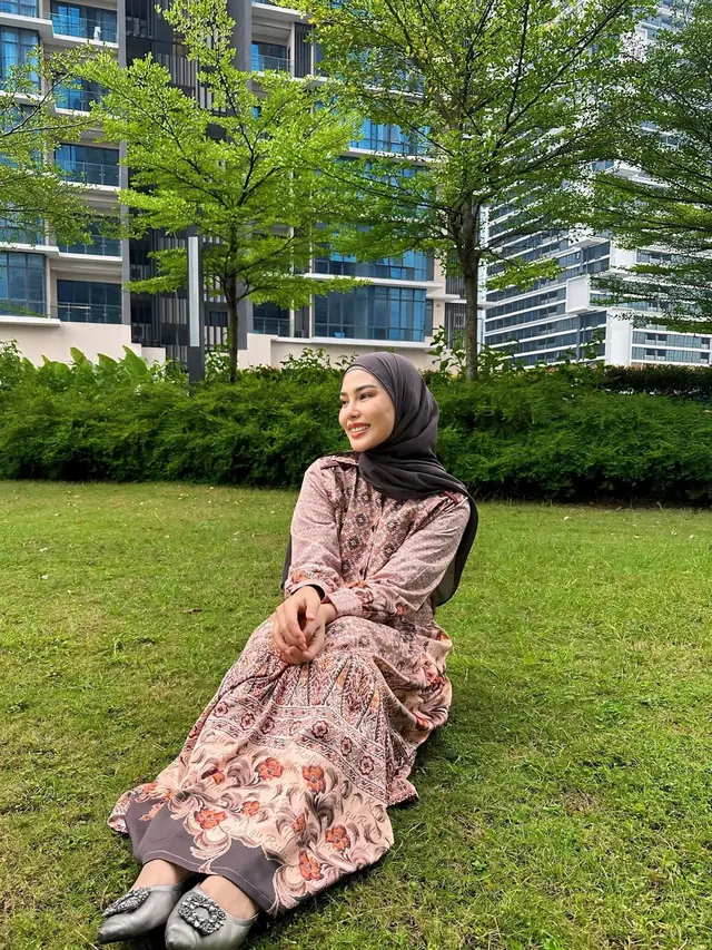 6 Inspirasi Outfit Gamis Kasual Dara Arafah untuk Usia 25-an, Stylish dan Trendi