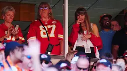 Penyanyi dan penulis lagu 33 tahun tersebut tampak menoton dari area privat bersama Donna Kelce, ibu dari Travis Kelce. Sekadar informasi, Travis merupakan salah satu pemain yang bertanding membela tim Kansas City Chiefs. (Jason Hanna/Getty Images/AFP)