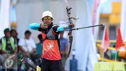 Pemanah Jatim, Riau Ega Agata S saat lomba kelas Recurve Men Individual PON XIX di Lapangan Panahan Si Jalak Harupat, Kab Bandung, Rabu (21/9). Di final, Riua Ega mengalahkan Dhia Rahmat (NAD). (Liputan6.com/Helmi Fithriansyah)