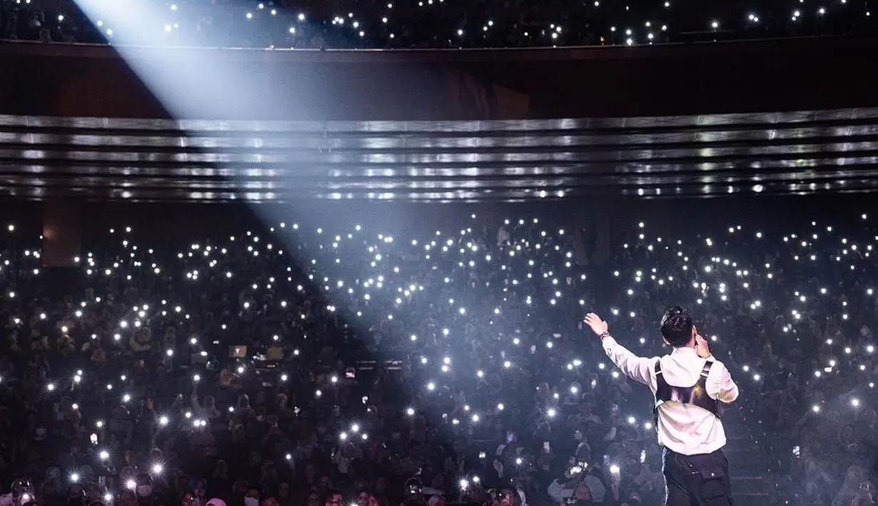 Dirinya juga turut membagikan berbagai momen saat konser berlangsung. Dalam unggahan foto di akun Instagram terlihat pula ribuan penggemar yang memenuhi arena konser tersebut. (Liputan6.com/IG/@afgan__)
