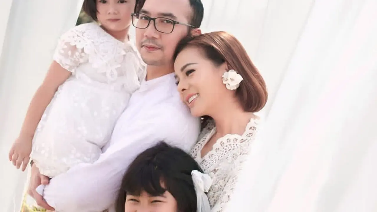 FOTO: Gaya Astrid Tiar Bersama Keluarga, Tampil Kompak Berbusana Putih